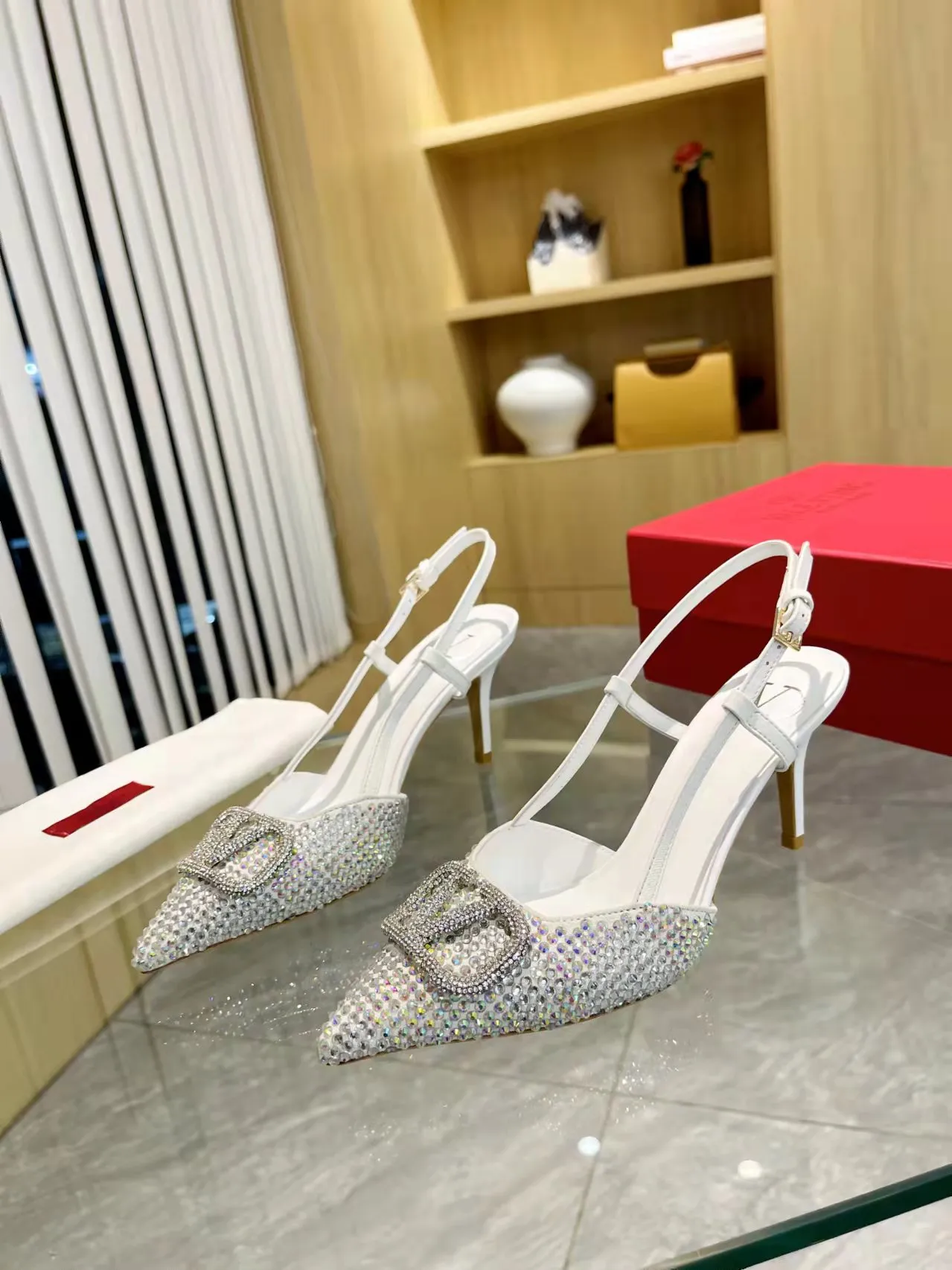 👟👟Ex-factory price 440👟👟 Genuine leather sole + 40 Kloesch diamond buckle Valentino.Valentino big v buckle single shoes ㊙️Latest series of counter genuine version with perfect details. Authentic products are made one to one. All details are consistent with genuine ones. The upper foot is very pedicure type. The key point is that it is very good and easy to control. It does not wear the feet and does not tire the feet. It is a walking artifact. The last shape is completely compared to the counter. The details are perfect. It is impossible to make such an exquisite product without the original version. Exclusive molded brass color. The highest version on the market. Fabric: imported sheepskin, lining and foot pads are all sheepskin. Color: 13 colors available. Sizes (34 to 42). Customized size 34 and 42. Non-returnable and non-exchangeable. Heel height: 7CM. Rubber sole. Genuine leather sole +40